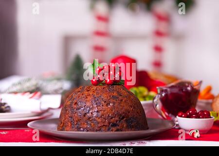 Traditioneller Weihnachtspudding mit Stechpalme oben Stockfoto