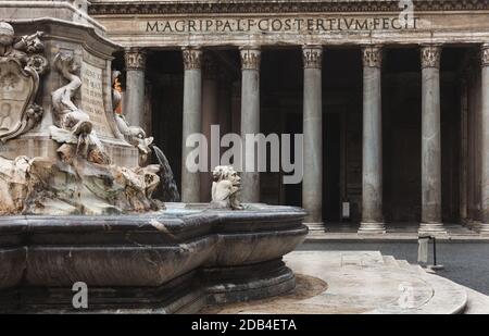 Fontana dei Pantheon Brunnen vor dem Pantheon mit kunstvollen Marmordelfinen, Piazza della Rotonda, Rom, Italien Stockfoto