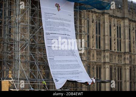 London, Großbritannien. November 2020. AktivistInnen der Gruppe Action for Climate Truth and Reparations (ACTR) hängen einen offenen Brief an das britische Volk von Afrikanern, die für Gerechtigkeit, Frieden und würde aufsteigen, aus dem House of Parliament. Der Brief, in dem Africans Rising’s ReRight History Kampagne gestartet wird, enthält ein Plädoyer an das britische Volk, damit zu beginnen, den Schaden, der durch Sklaverei und Kolonialismus verursacht wird, wieder gutzumachen. Kredit: Mark Kerrison/Alamy Live Nachrichten Stockfoto