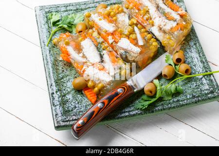 Dschelliges, kaltes Fischgericht, gefüllt mit gelatinöser Brühe. Russische Speisen Stockfoto