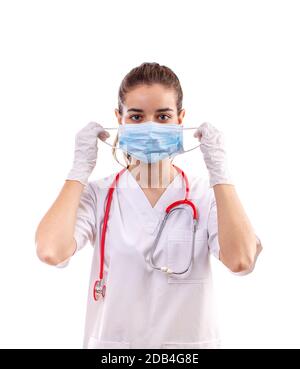 Junge weibliche Ärztin oder Krankenschwester verwenden eine Gesichtsschutzmaske Stockfoto