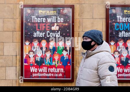 Glasgow, Schottland, Großbritannien. November 2020. "Es wird LEBEN geben nach Covid" Schild vor dem Pavilion Theatre Glasgow kurz nachdem Nicola Sturgeon bestätigt, dass Level-4-Beschränkungen wahrscheinlich in großen Bereichen des zentralen Gürtels eingeführt werden, einschließlich Glasgow. Eine Ankündigung wird morgen erwartet Kredit: Kay Roxby/Alamy Live News Stockfoto