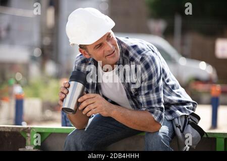builder Kaffee trinken und ruhen Stockfoto