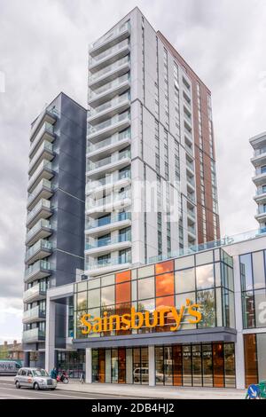 Sainsbury Nine Elms Supermarkt an der Wandsworth Road. Mit Barratt Nine Elms Wohnanlage dahinter. Stockfoto