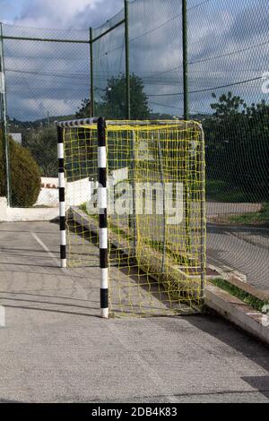 Schwarz-weißes Fußballtornetz auf einem Betonfußballoberflächenlager. Stockfoto