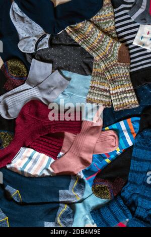 Viele verschiedene Baumwollsocken und gestrickte Wintersocken aus Wolle, Draufsicht. Stockfoto