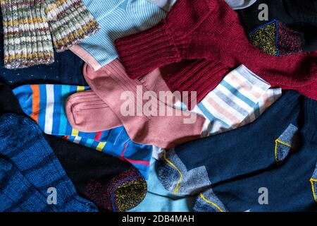 Viele verschiedene Baumwollsocken und gestrickte Wintersocken aus Wolle, Draufsicht. Stockfoto