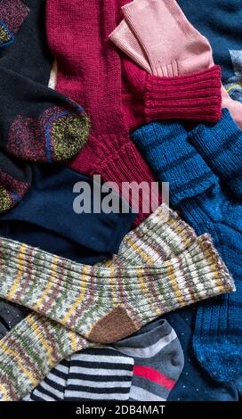 Viele verschiedene Baumwollsocken und gestrickte Wintersocken aus Wolle, Draufsicht. Stockfoto