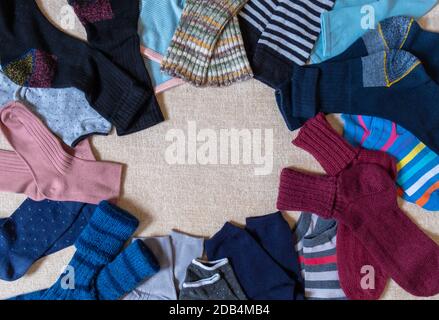 Viele verschiedene Baumwollsocken und gestrickte Wintersocken aus Wolle, Draufsicht. Stockfoto