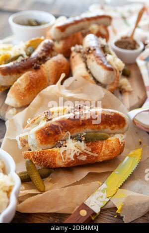 Leckere Wurst Hot Dogs mit Sauerkraut und Senf Stockfoto