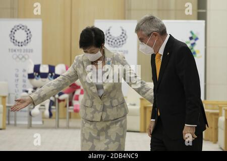 Tokio, Japan. November 2020. Der Gouverneur von Tokio, Koike Yuriko (L), interagiert mit dem Präsidenten des Internationalen Olympischen Komitees, Thomas Bach, während ihres Treffens in Tokio, Japan, am 16. November 2020. Quelle: Du Xiaoyi/Xinhua/Alamy Live News Stockfoto