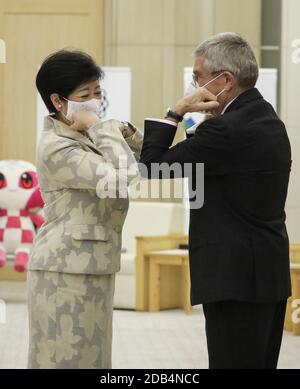 Tokio, Japan. November 2020. Der Gouverneur von Tokio, Koike Yuriko (L), begrüßt den Präsidenten des Internationalen Olympischen Komitees, Thomas Bach, während seines Treffens am 16. November 2020 in Tokio, Japan. Quelle: Du Xiaoyi/Xinhua/Alamy Live News Stockfoto