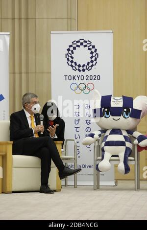 Tokio, Japan. November 2020. Thomas Bach (L), Präsident des Internationalen Olympischen Komitees, spricht während eines Treffens mit dem Gouverneur von Tokio, Koike Yuriko, am 16. November 2020 in Tokio, Japan. Quelle: Du Xiaoyi/Xinhua/Alamy Live News Stockfoto