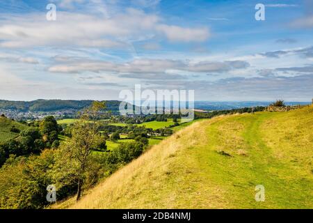 Ein Blick von der nordwestlichen Ecke des Uley Bury Eisenzeit Hillfort in Richtung der Severn Valley, Cotswolds, England Stockfoto