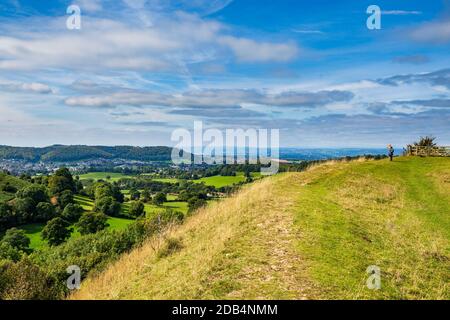 Ein Blick von der nordwestlichen Ecke des Uley Bury Eisenzeit Hillfort in Richtung der Severn Valley, Cotswolds, England Stockfoto