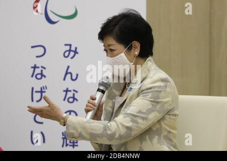 Tokio, Japan. November 2020. Der Gouverneur von Tokio, Koike Yuriko, spricht während eines Treffens mit dem Präsidenten des Internationalen Olympischen Komitees, Thomas Bach, in Tokio, Japan, am 16. November 2020. Quelle: Du Xiaoyi/Xinhua/Alamy Live News Stockfoto