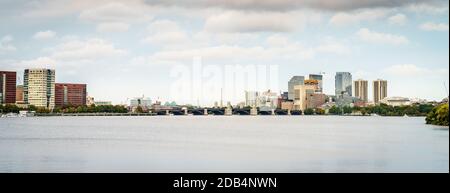 Blick auf die Skyline von Boston von einer Brücke über den Charles Fluss Stockfoto