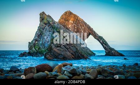 Bow Fiddle Rock. Ein natürlicher Meeresbogen an der Nordostküste Schottlands. Stockfoto