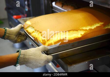 Baker aus taiwanesischen traditionellen Biskuitkuchen aus dem Ofen Stockfoto
