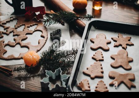 Herstellung von Lebkuchen Weihnachtsplätzchen für Feiertage. Lebkuchenteig. Background. Form zum Schneiden von Lebkuchen. Frohe Weihnachten und ein glückliches neues Y Stockfoto