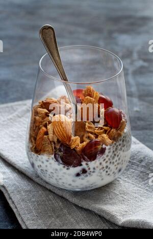 Chia Pudding-Parfait mit roten Trauben und Mandeln schließen sich an Stockfoto