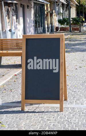 Menuboard. Kreidetafel blank mit Holzrahmen im Freien auf einem Bürgersteig. Vorlage für das Menü „heute“, Stockfoto