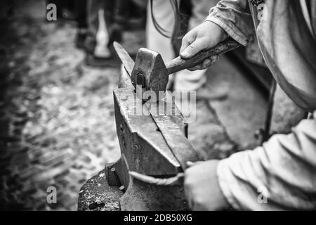 Feuer in der Schmiede, Detail der Arbeit mit Bügeleisen, Industrie Stockfoto