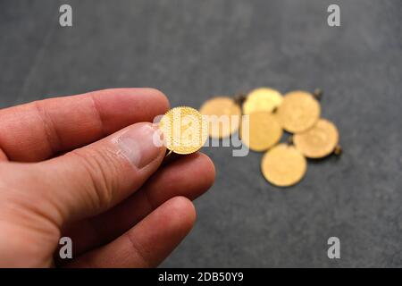 Es gibt Gold in den Händen eines Menschen, Goldmünzen, Goldlira türkei Stockfoto