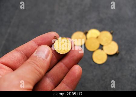 Es gibt Gold in den Händen eines Menschen, Goldmünzen, Goldlira türkei Stockfoto