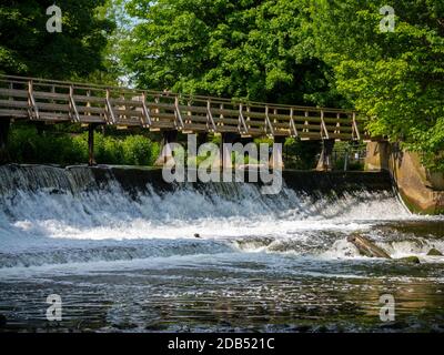 Wehr auf dem Fluss Derwent in der Nähe von Wildschweinen Head Mills at Darley Abbey ein Dorf in der Nähe von Derby in den East Midlands England GB Stockfoto