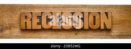 Rezession - Wort in Briefpapier Holzart gegen verwitterte Holzplanke, Marktcrash, Konjunkturzyklus oder Wirtschaftskonzept Stockfoto
