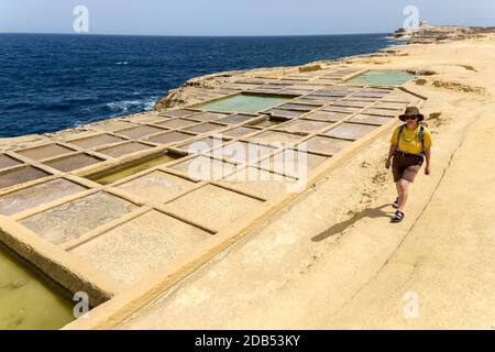 Zu Fuß auf dem Weg entlang der Salzpfannen, Gozo Stockfoto