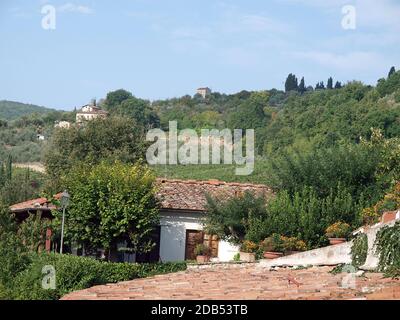 Villa in der Toskana, zwischen Weinbergen und Olivenhainen ein Stockfoto