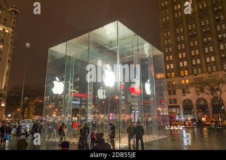 Apple Store Glass Cube Eingang in Manhattan. Futuristisches Extrerior mit dem beeindruckenden beleuchteten weißen Logo. Eines der bekanntesten Wahrzeichen von NYC. Stockfoto