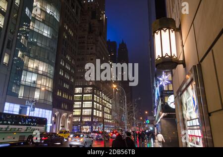 NYC Manhattan City Life. Menschen, die auf dem Bürgersteig laufen, Verkehr auf der Straße und Hochhaus-Scraper über die Avenue. New York City, USA Stockfoto