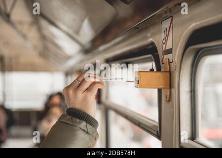 Kennzeichnung des Fahrscheines in der Straßenbahn mit einem Perforator. Stockfoto