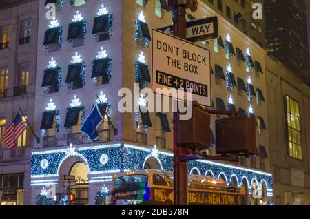 NYC Manhattan Gebäude verkleidet für die Weihnachtszeit. Beeindruckende helle Lichter bei Nacht. New York City, USA Stockfoto