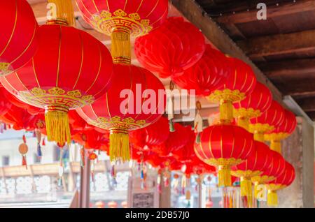 Chinesische Laternen, die nach chinesischen Schreinen dekoriert sind oder das chinesische Neujahr begrüßen. Stockfoto