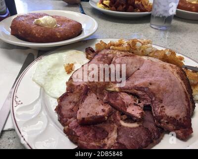 Frühstück mit Schinken und Eiern. Dieses traditionelle amerikanische Frühstück ist ein Grundnahrungsmittel in vielen Restaurants. Stockfoto
