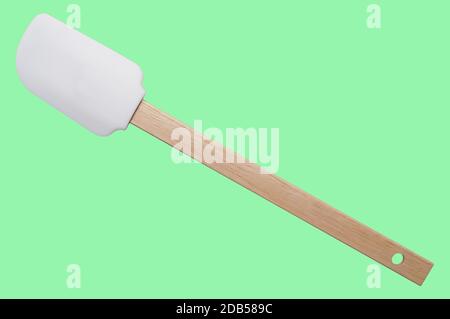 Pfannenwender Silikon mit Holz- auf grünem Hintergrund Griff Stockfoto