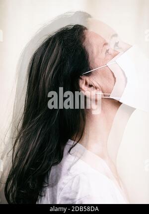 Frau mit einer Maske, die sich vor Covid schützt Stockfoto