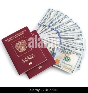 Zwei rote Pässe und einem Hundert-euro-Scheine auf weißem Hintergrund Stockfoto