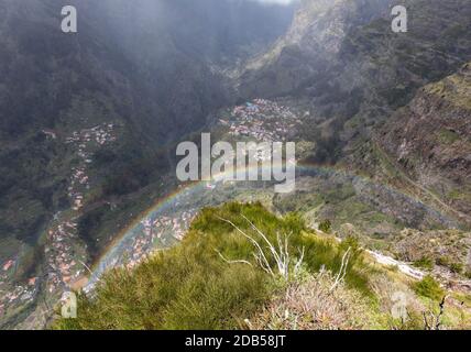 Regenbogen über Tal der Nonnen, Curral das Freiras auf der Insel Madeira, Portugal Stockfoto