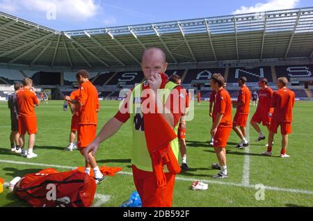 John Hartson Training mit der Wales Fußballmannschaft im Liberty Stadium in Swansea im August 2005. Stockfoto