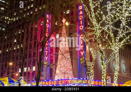 Radio City Music Hall zur Weihnachtszeit. Dekoriert mit einem beeindruckenden Weihnachtsbaum und hellen Lichtern. New York City, USA Stockfoto