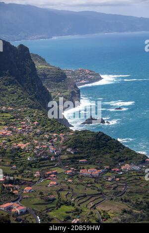 Arco De São Jorge auf Nordküste Madeiras gesehen vom Miradouro Beira da Quinta, Madeira, Portugal. Stockfoto