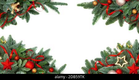 Weihnachten Design Element Rahmen von edlen Tannenzweigen Und rote und goldene Kugeln isoliert auf weißem Hintergrund Stockfoto