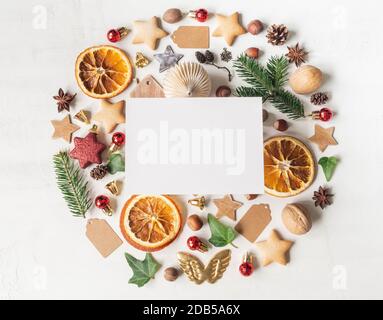 Runde Rändelkomposition von verschiedenen Artikeln und Lebensmitteln im Zusammenhang mit Weihnachten und leere Postkarte auf weißem strukturierten Makrelen. Draufsicht. Speicherplatz kopieren. Flach Stockfoto