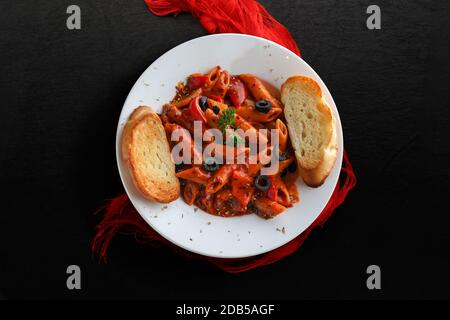 Rote Sauce Pasta mit Knoblauchbrot Stockfoto