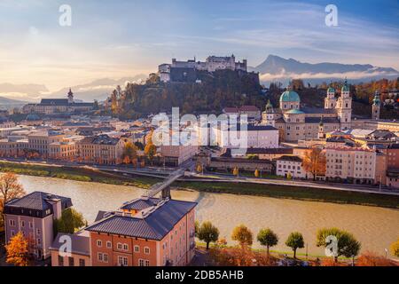 Salzburg, Österreich. Luftbild von Salzburg, Österreich bei schönem Herbstaufgang. Stockfoto